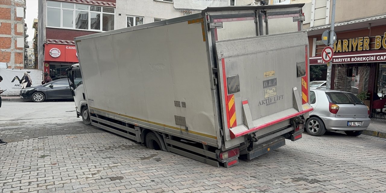 Güngören’de yolda çökme: Arka tekeri çukura düşen kamyon kepçeyle kurtarıldı