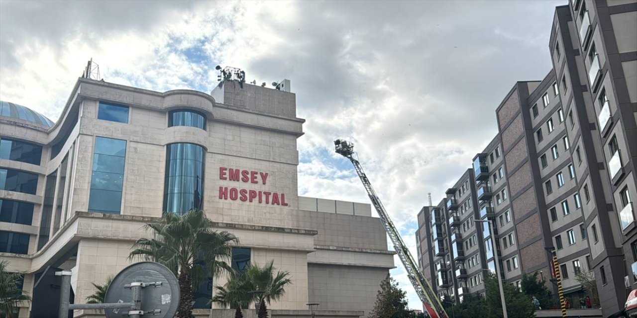 Pendik'te özel hastanenin çatısındaki baz istasyonunda yangın çıktı, itfaiye ekipleri söndürdü