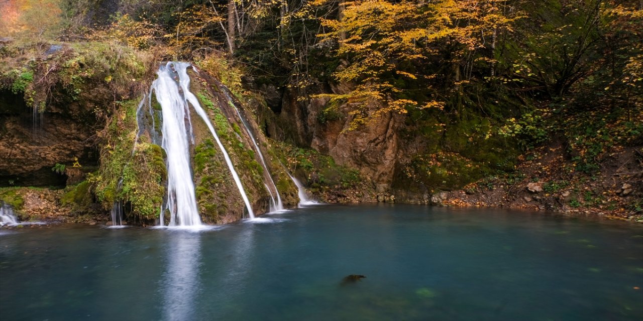 Kastamonu Azdavay'da Saray Şelalesi, sonbaharın renkleriyle doğa ve fotoğraf tutkunlarını ağırlıyor