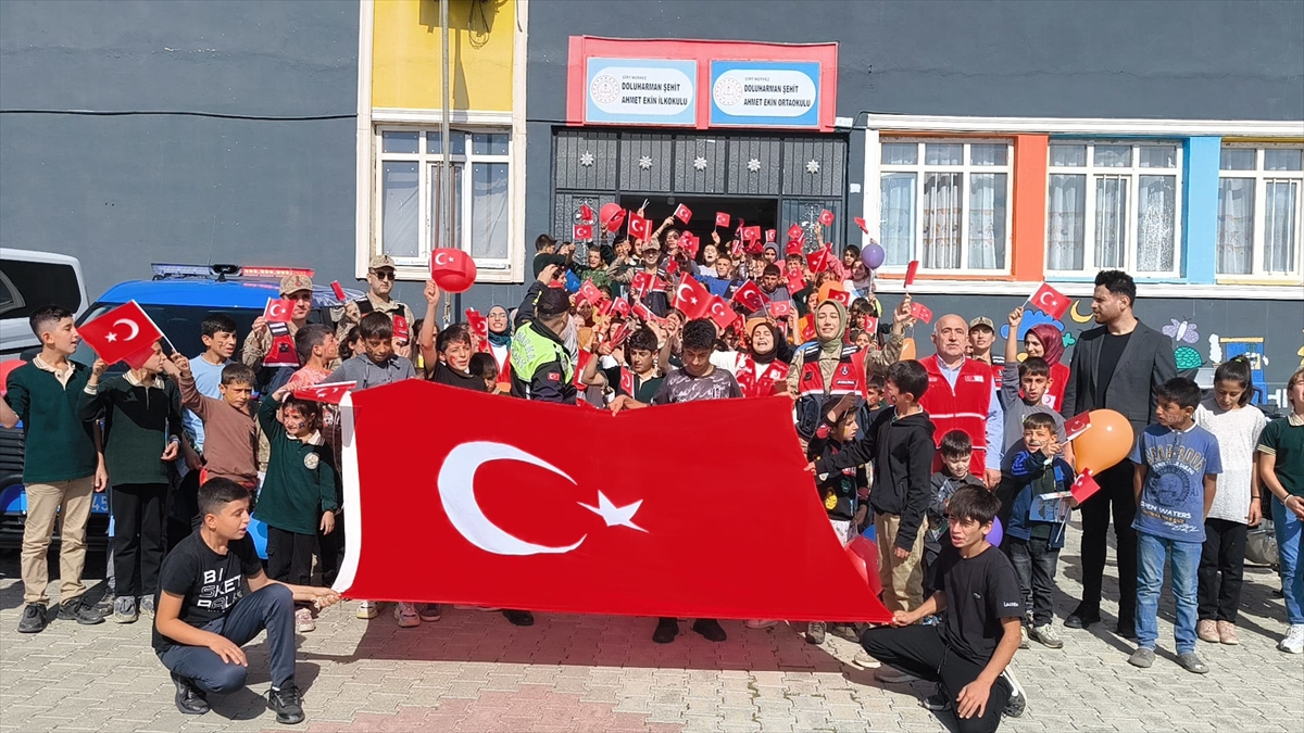 Siirt'te Türk Kızılay ve jandarma ekipleri öğrencilerin "Cumhuriyet Bayramı"nı kutladı