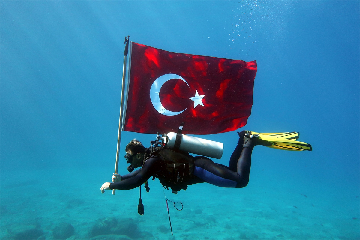 Fethiye'de Cumhuriyet Bayramı'nı su altında bayrak açarak kutladılar