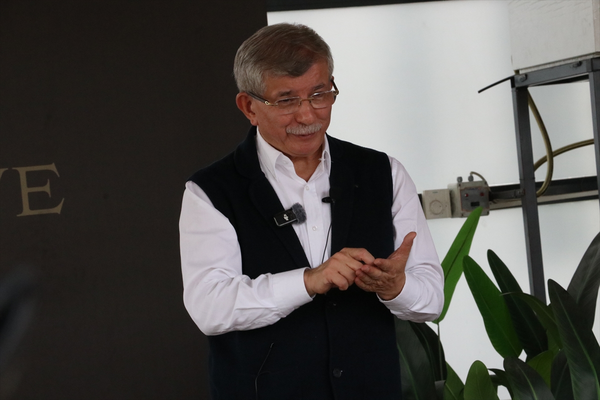 Zekadan, bilgiden ve vicdandan daha güçlü hiçbir şey yoktur.