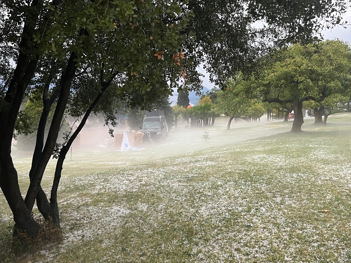 Antalya'da sağanak ve dolu hayatı olumsuz etkiledi