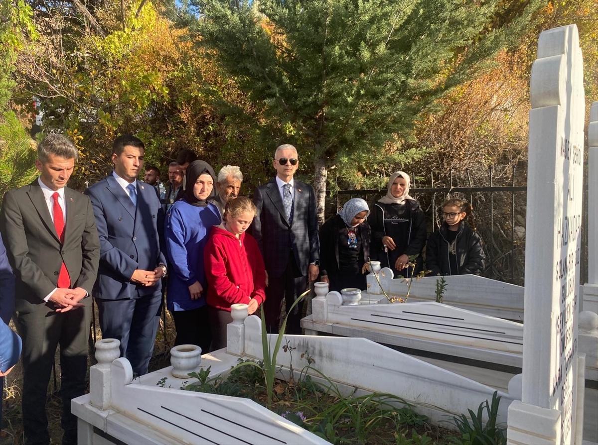 Ermenek'teki maden kazasında yaşamını yitiren işçiler mezarı başında anıldı