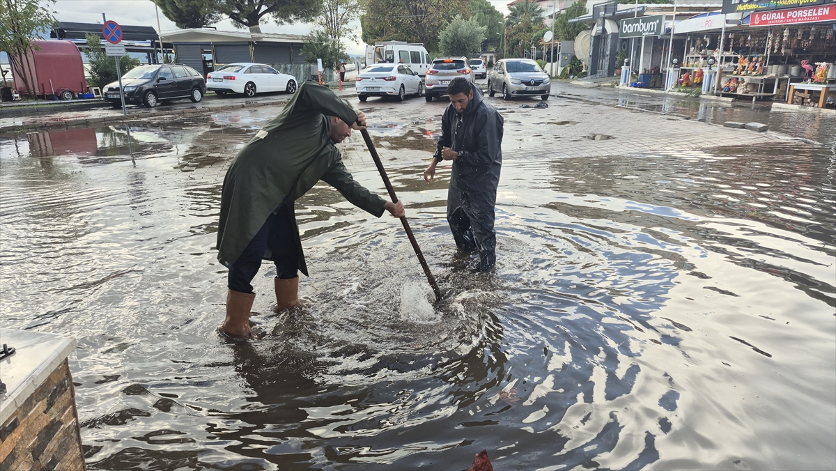 Muğla'da sağanak nedeniyle ev ve iş yerlerini su bastı