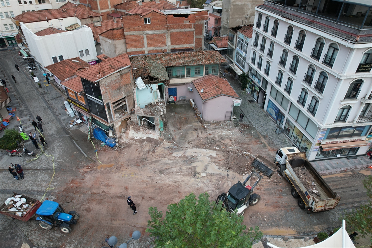 Balıkesir Sındırgı'daki depremde yıkılan iş yerinin enkazı kaldırıldı