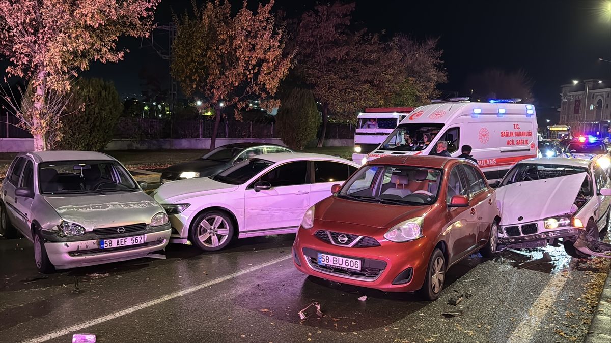 Sivas'ta 5 aracın karıştığı zincirleme trafik kazasında 1 kişi yaralandı