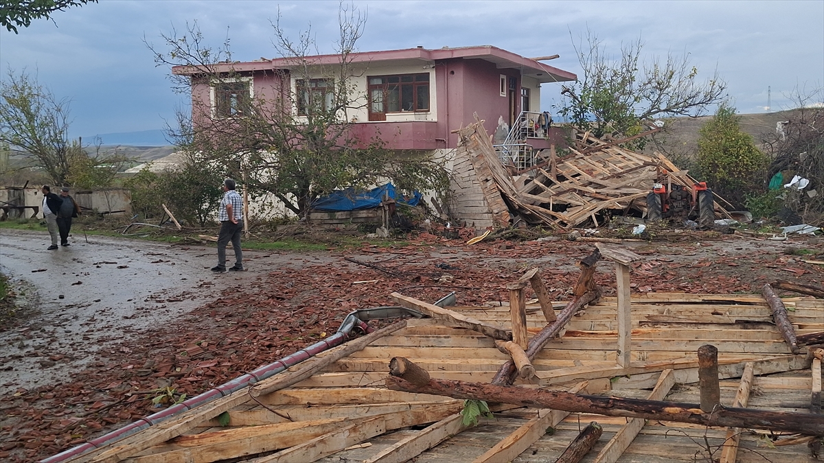 Beypazarı'nda etkili olan hortum bazı evlere ve ağıllara zarar verdi
