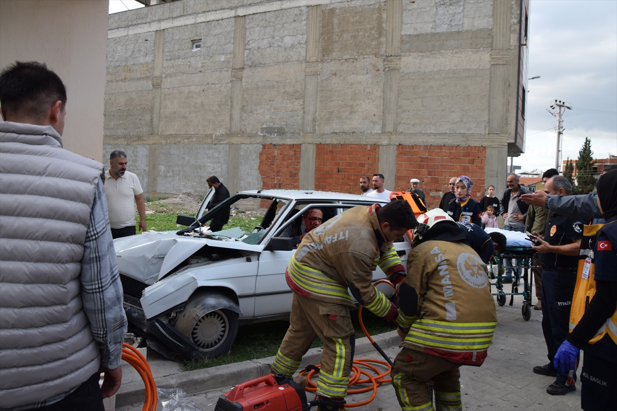 Manisa'da evin duvarına çarpan otomobilde 2 kişi yaralandı