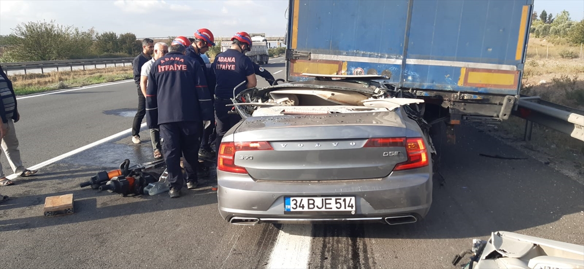 Adana'da tıra arkadan çarpan otomobilin sürücüsü öldü