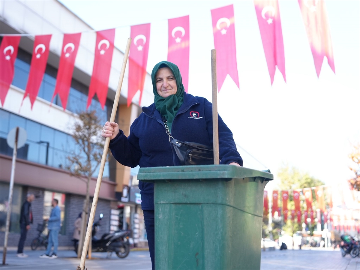 Temizlik işçisi sosyal deneydeki bayrak hassasiyetiyle gönüllere dokundu