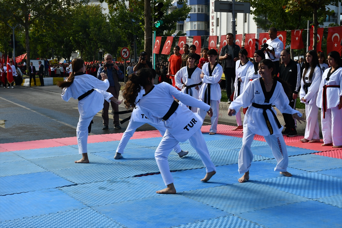 Siirt, Batman ve Mardin'de 29 Ekim Cumhuriyet Bayramı törenlerle kutlandı