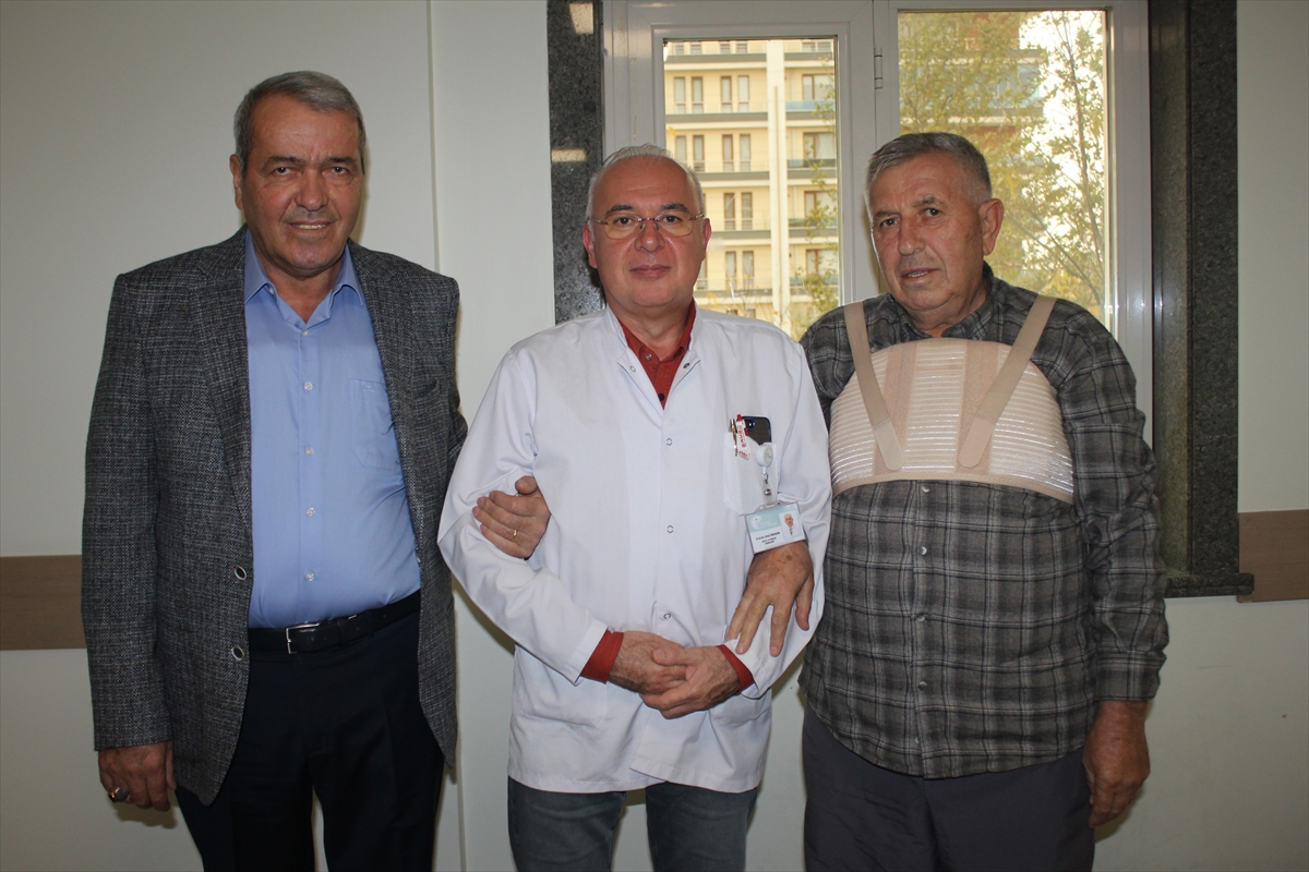 Bir gün arayla bypass ameliyatı olan ağabey ile kardeş taburcu edildi
