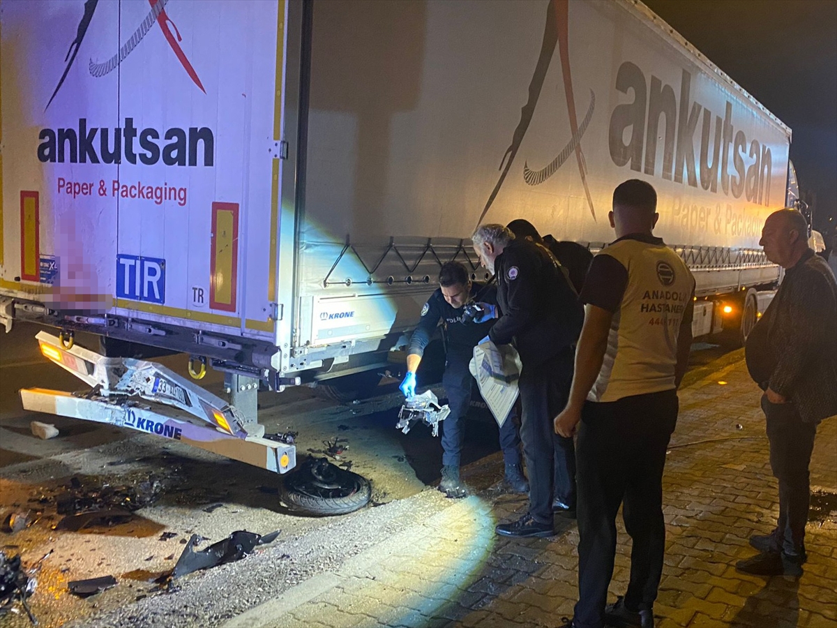 Antalya'da park halindeki tıra çarpan motosikletin sürücüsü öldü