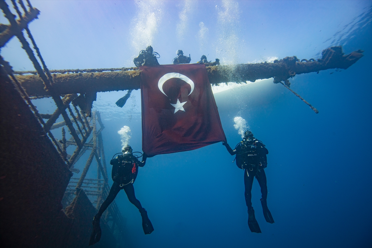 İzmir'de deniz polisleri 29 Ekim'i su altında bayrak açarak kutladı