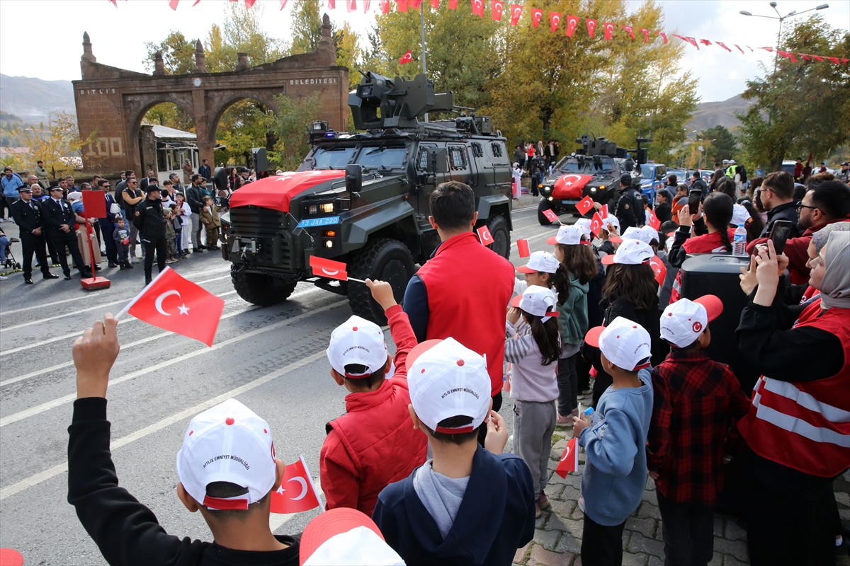 Van ve çevre illerde Cumhuriyet'in 102. yılı törenlerle kutlandı