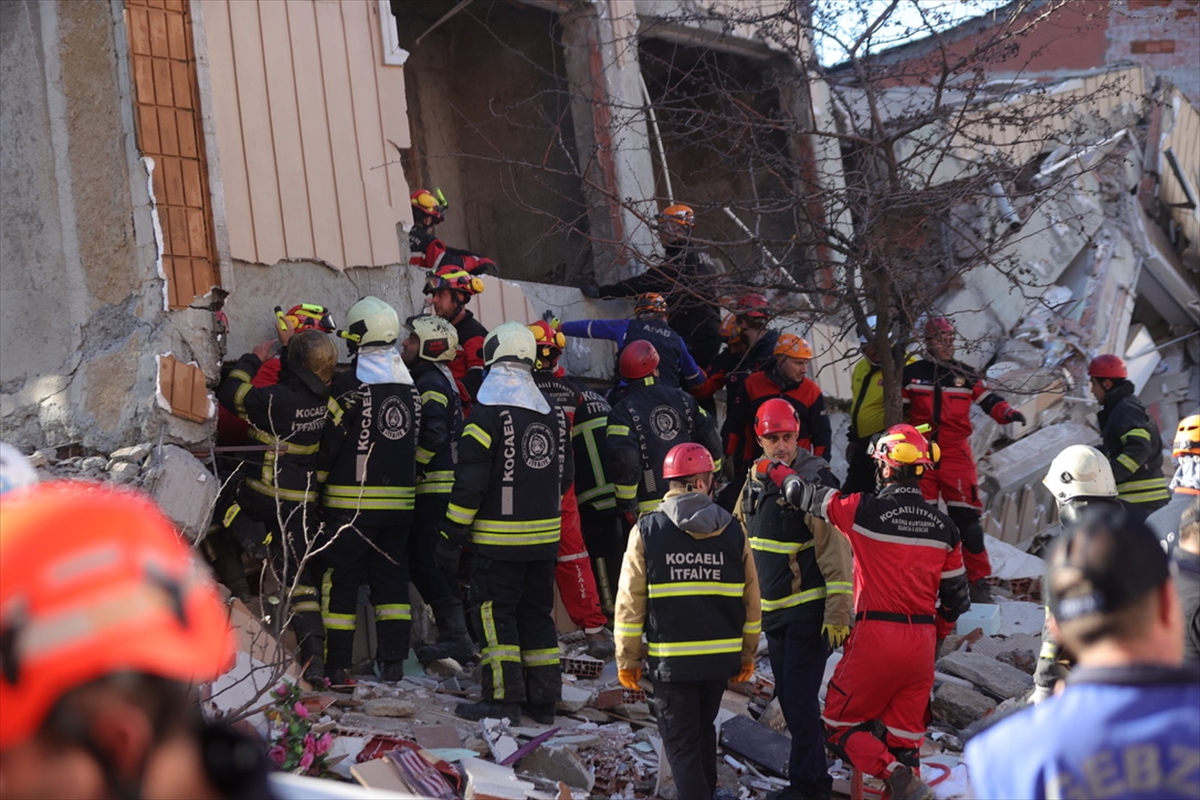 Kocaeli'de çöken 7 katlı binanın enkazında arama kurtarma çalışmaları sürüyor