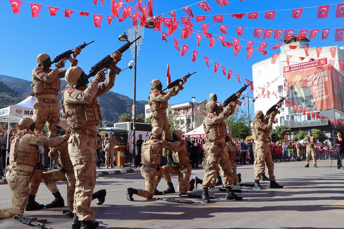 İzmir ve çevre illerde Cumhuriyet'in 102. yıl dönümü kutlandı