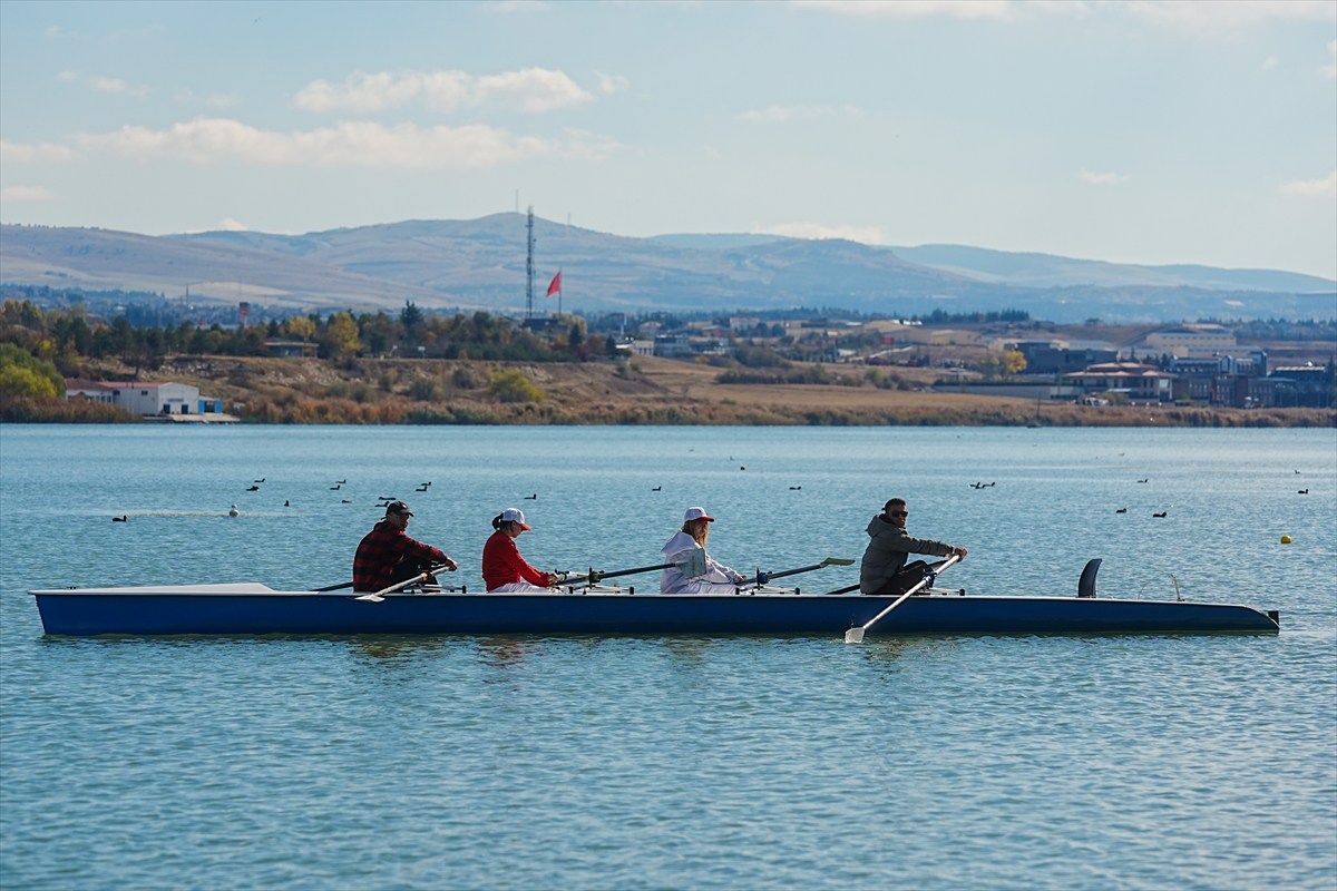 Görme engelli gençler Cumhuriyet Bayramı'nı Mogan Gölü'nde kürek çekerek kutladı