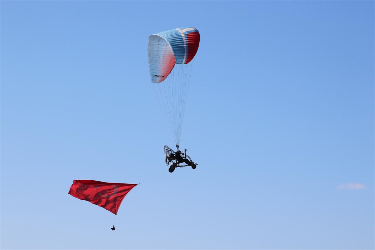 Antalya'da 50 paraşütçü Türk bayraklarıyla atlayış yaptı