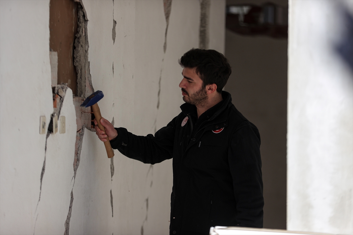 Sındırgı'da enkaz kaldırma ve hasar tespit çalışmaları sürüyor