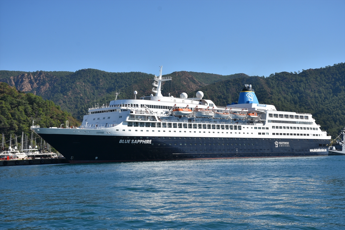 Yolcu gemisi "Blue Sapphire" personel değişimi ve ikmal için Marmaris'te