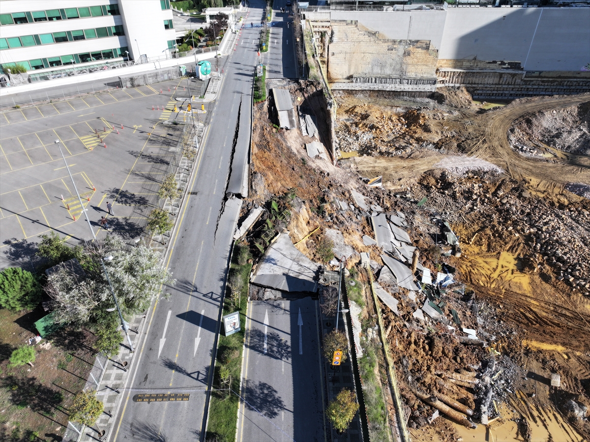 Ümraniye'de istinat duvarının yıkılması sonucu yol çöktü