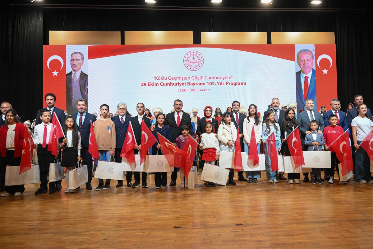 MEB'in "Köklü Geçmişten Güçlü Cumhuriyete" konulu yarışmasının ödül töreni yapıldı