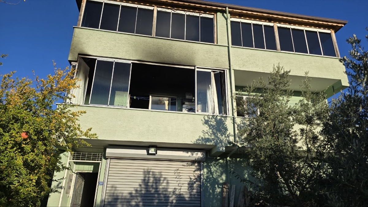 Bursa'da ev yangınında dumandan etkilenen yaşlı çift hastaneye kaldırıldı