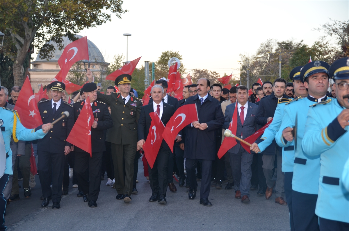 Konya'da Cumhuriyet'in 102. yılı fener alayıyla kutlandı