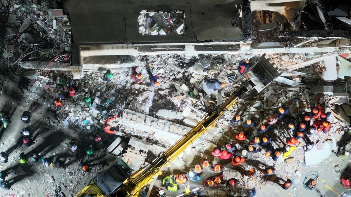 İçişleri Bakan Yardımcısı Aktaş'tan, Kocaeli'de çöken binanın enkazından sağ çıkarılan Dilara Bilir'e ziyaret