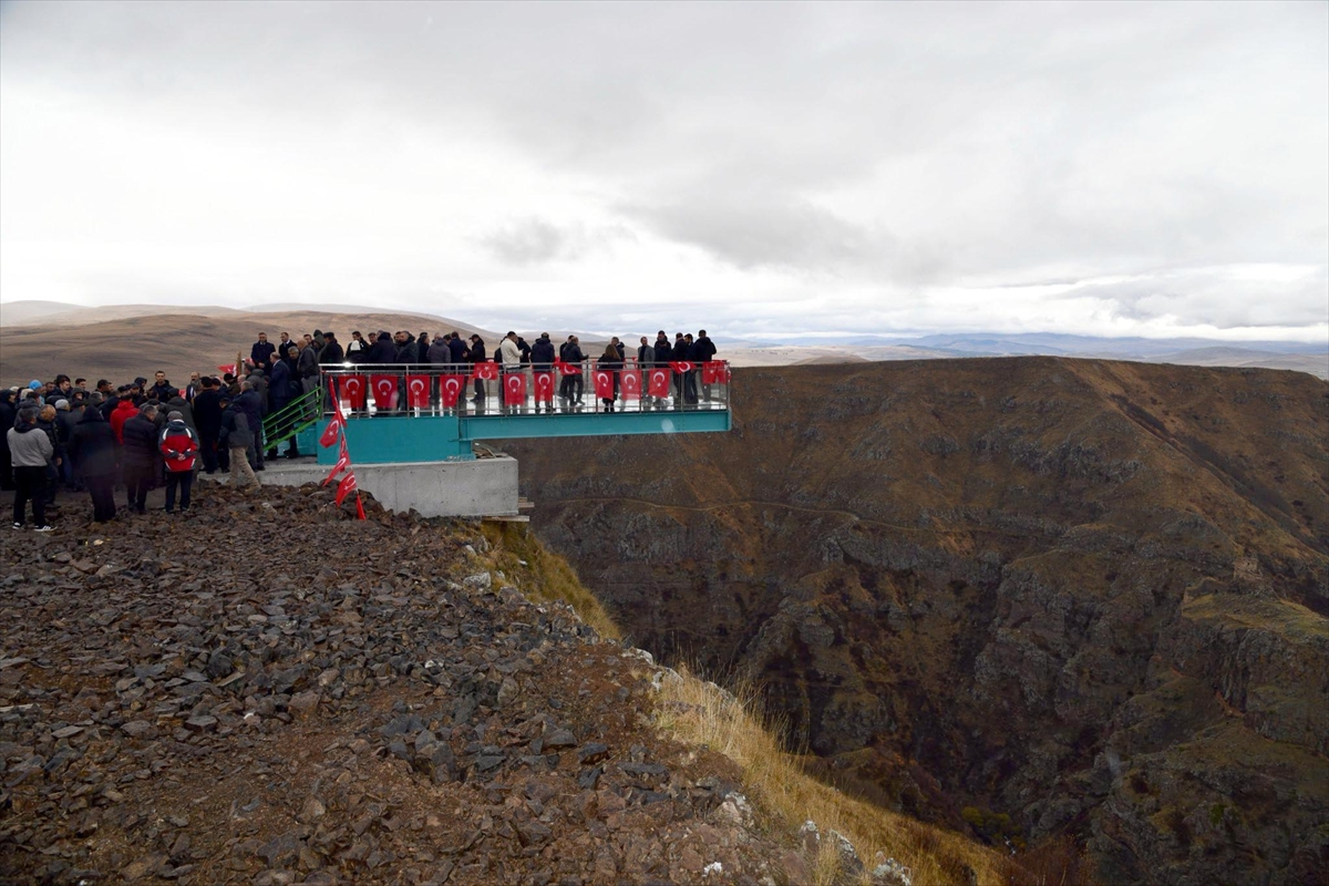 Ardahan Karaçay Kanyonu'nda yapımı tamamlanan seyir terası açıldı