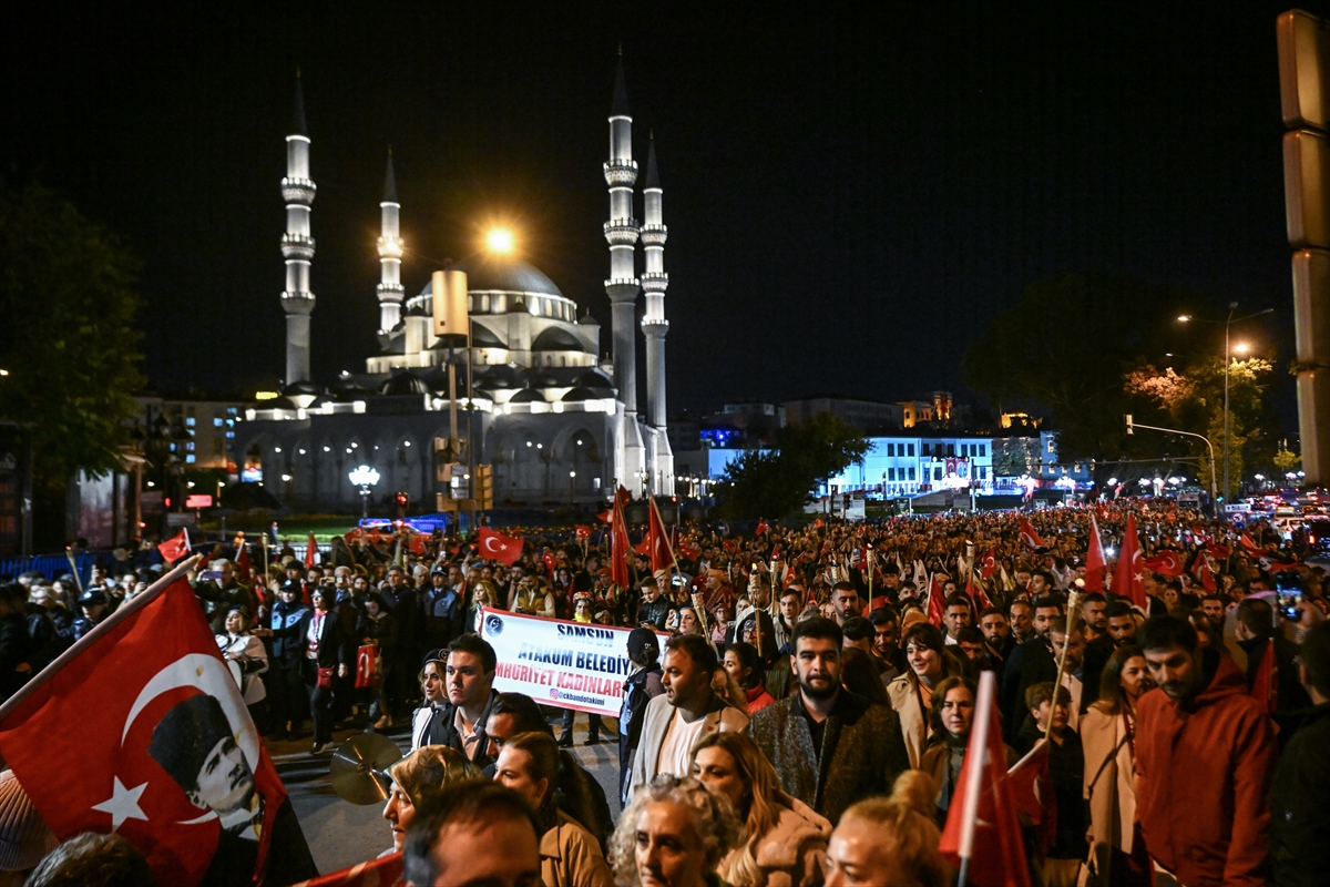 Ankara'da Cumhuriyet Bayramı dolayısıyla fener alayı düzenlendi
