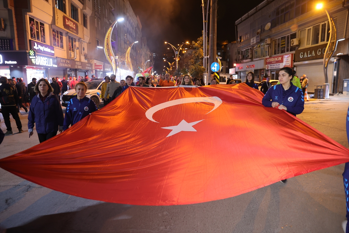 Hakkari'de Cumhuriyet Bayramı kortej yürüyüşüyle kutlandı