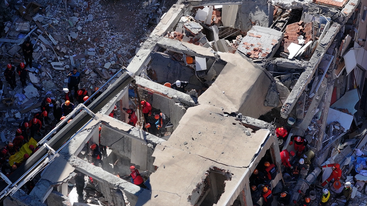 Kocaeli'de binanın çöktüğü bölgede evleri tedbiren boşaltılan aileler misafir edilecek