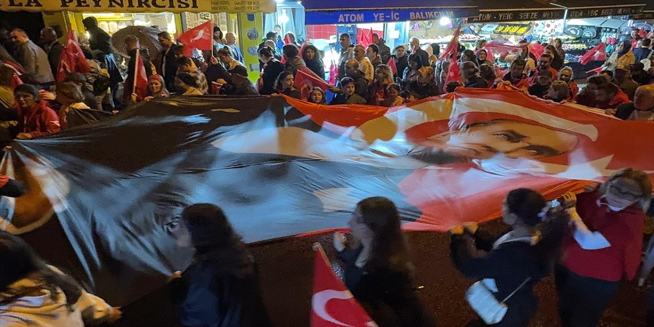 Trabzon, Artvin, Giresun ve Gümüşhane’de Cumhuriyet’in 102. yılı fener alaylarıyla coşkuyla kutlandı