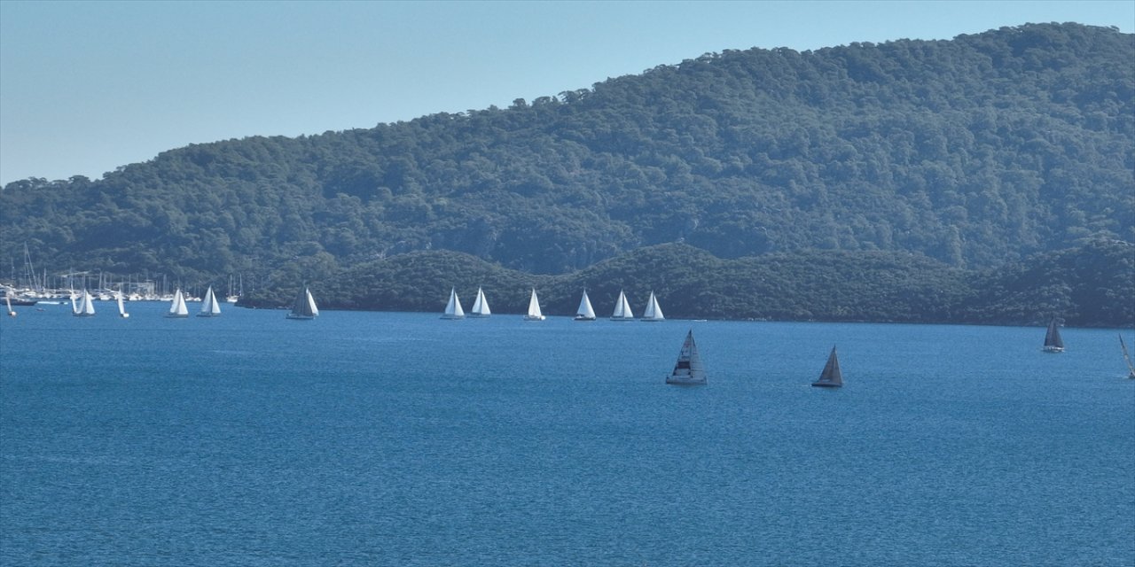 Marmaris’te Uluslararası Yat Yarışları Rüzgarla Yarıştı: Renkli Görüntüler ve Kupa Heyecanı