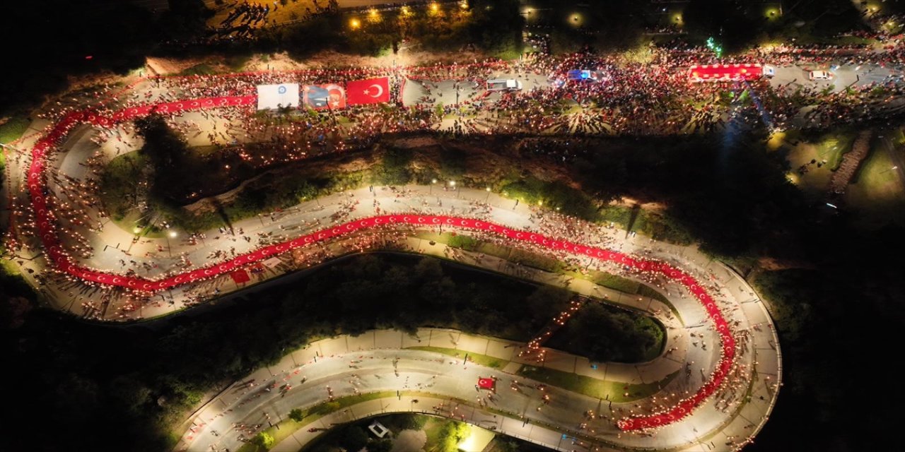 Antalya’da 29 Ekim coşkusu: Fener alayı ve Candan Erçetin konseriyle kutlama