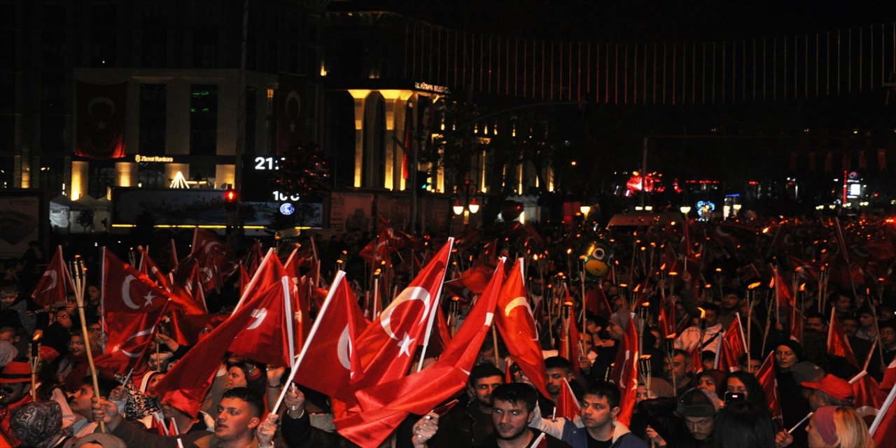 Kütahya ve Çanakkale’de fener alayıyla 29 Ekim coşkusu