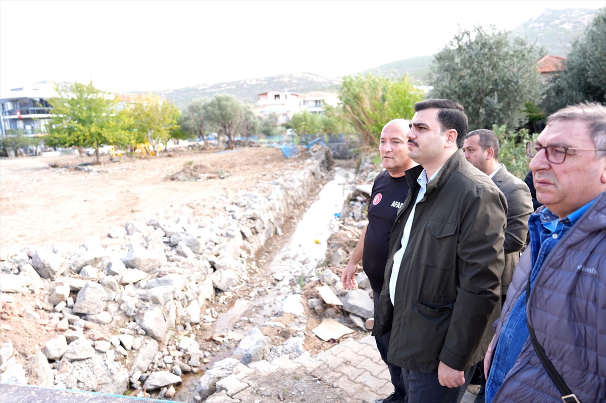 AK Parti Genel Sekreteri İnan, selden etkilenen İzmir'in Foça ilçesinde incelemelerde bulundu