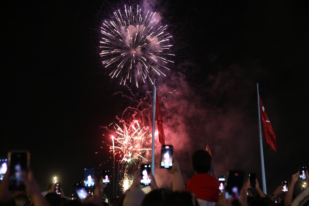Hatay'da Anadolu Ateşi Dans Topluluğu ve şarkıcı Oğuzhan Koç sahne aldı