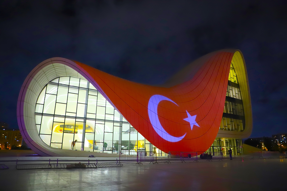 Bakü’nün simge yapıları Türk bayrağının renkleriyle aydınlatıldı