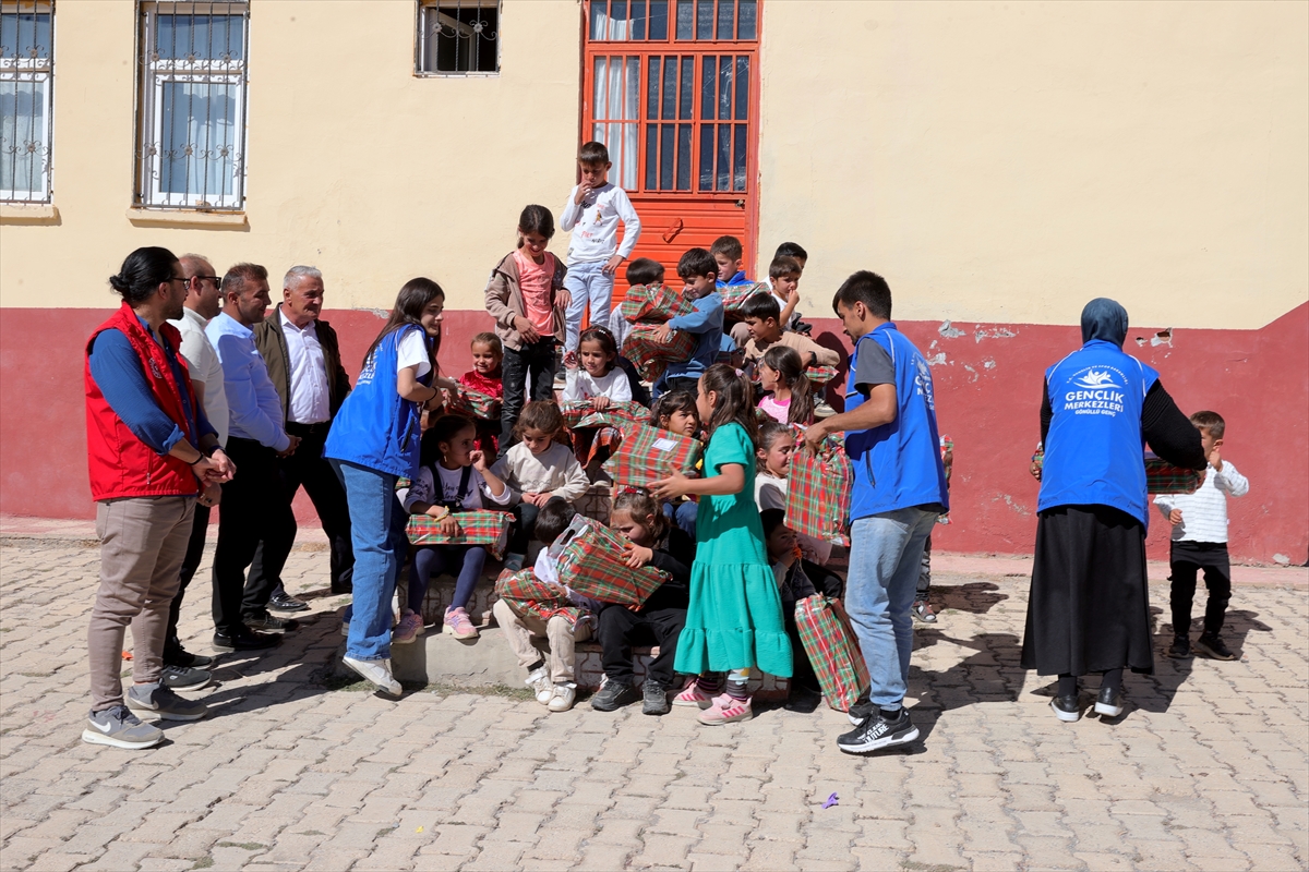 Gönüllüler sınır köylerinde yaptıkları etkinliklerle çocukların yüzünü güldürüyor