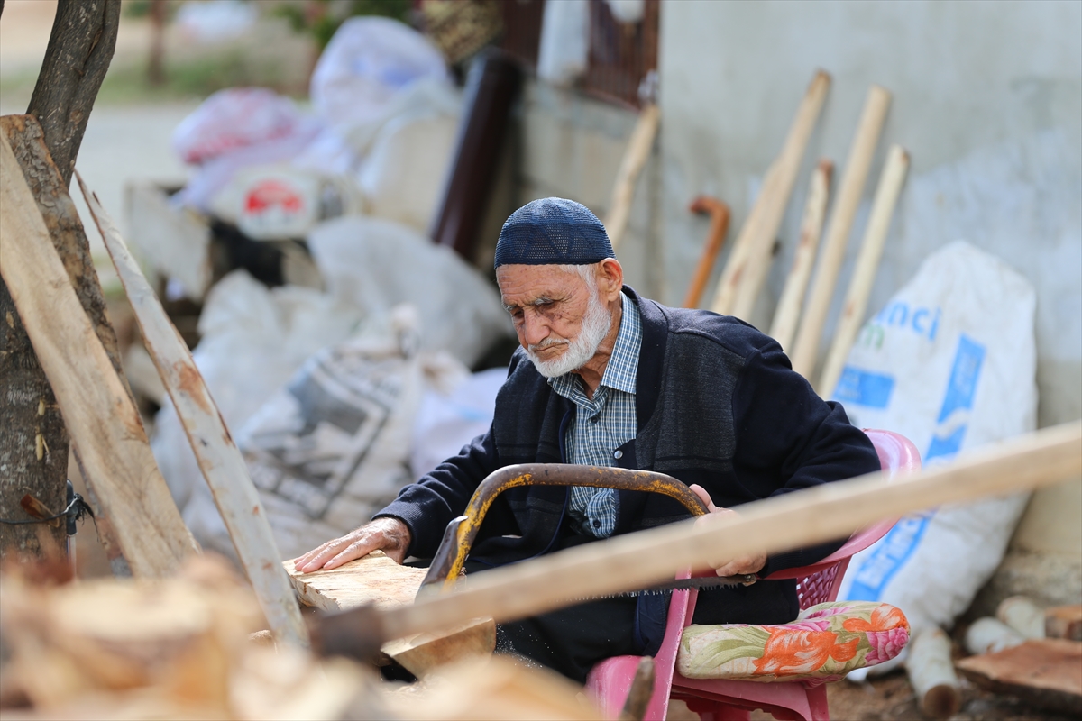 Doğadan topladığı ağaç dallarını 69 yıldır kaşığa dönüştürüyor