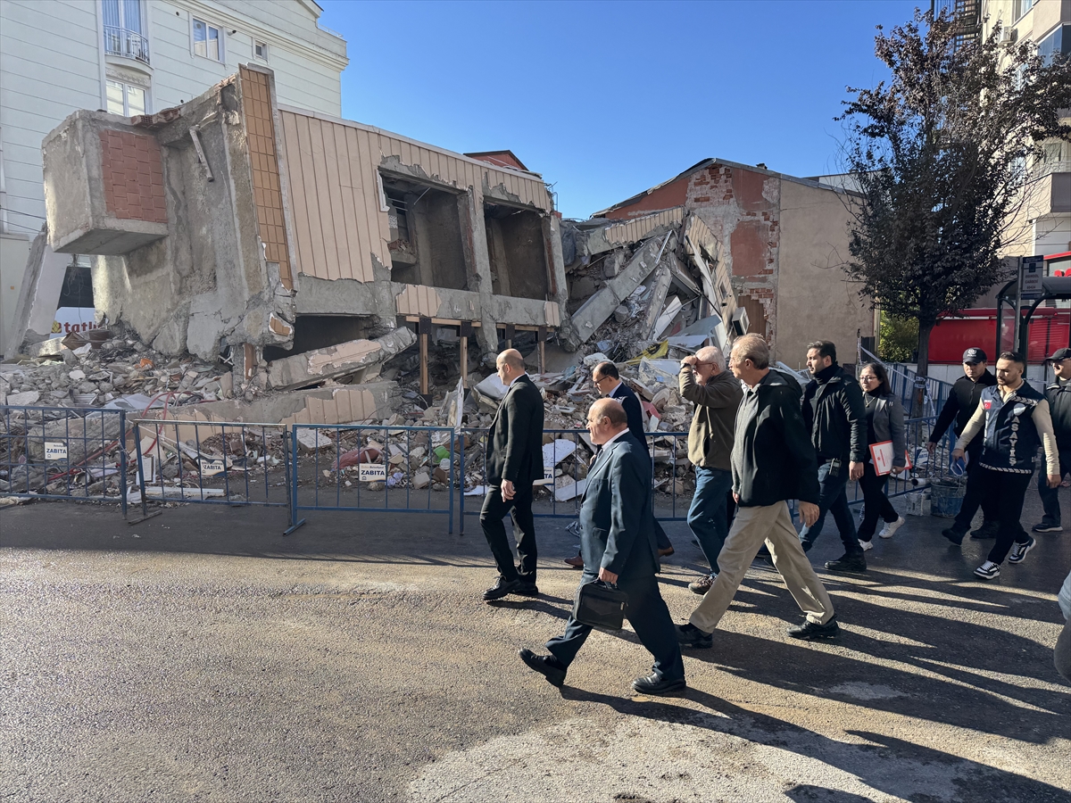 Kocaeli'de çöken binanın enkazında bilirkişi heyeti inceleme yapıyor