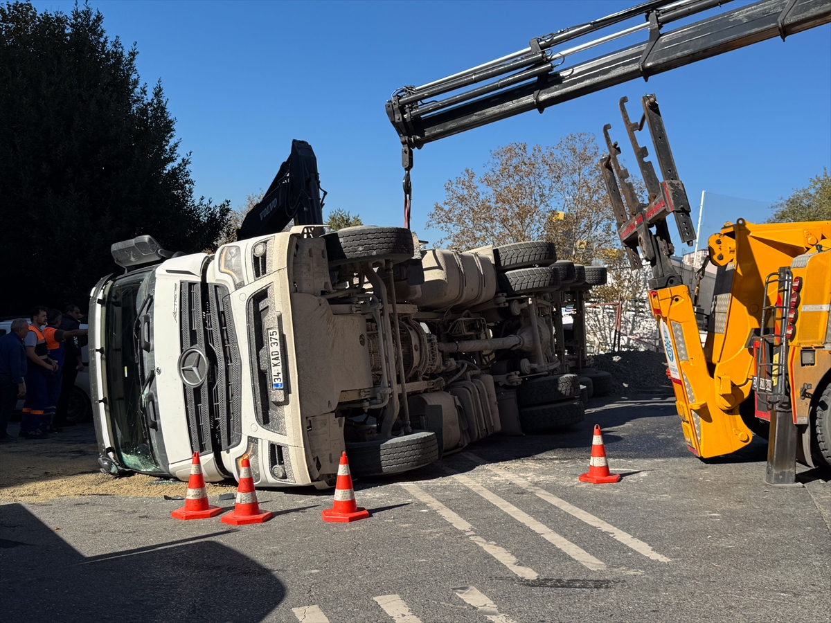 Beşiktaş'ta inşaat alanına yük boşaltırken devrilen taş yüklü kamyonun sürücüsü yaralandı