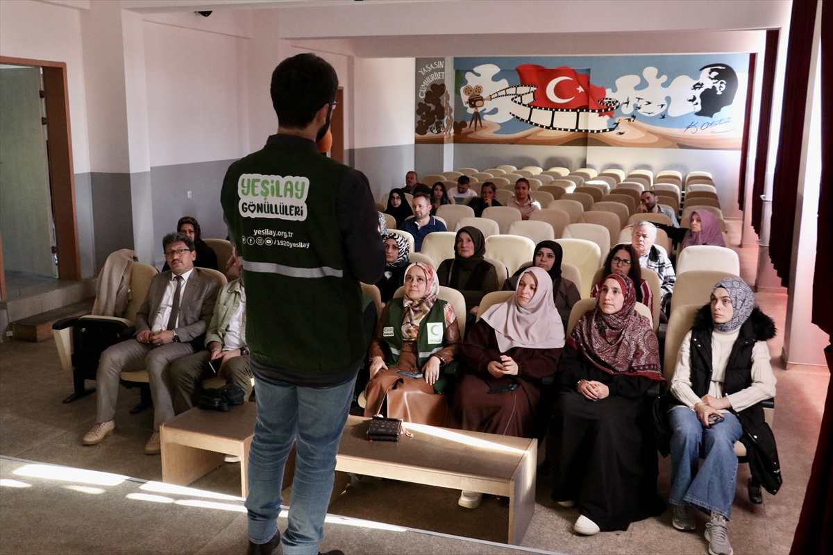 Samsun'da Yeşilay öğrenci velilerine bağımlılıkla mücadele eğitimi verdi