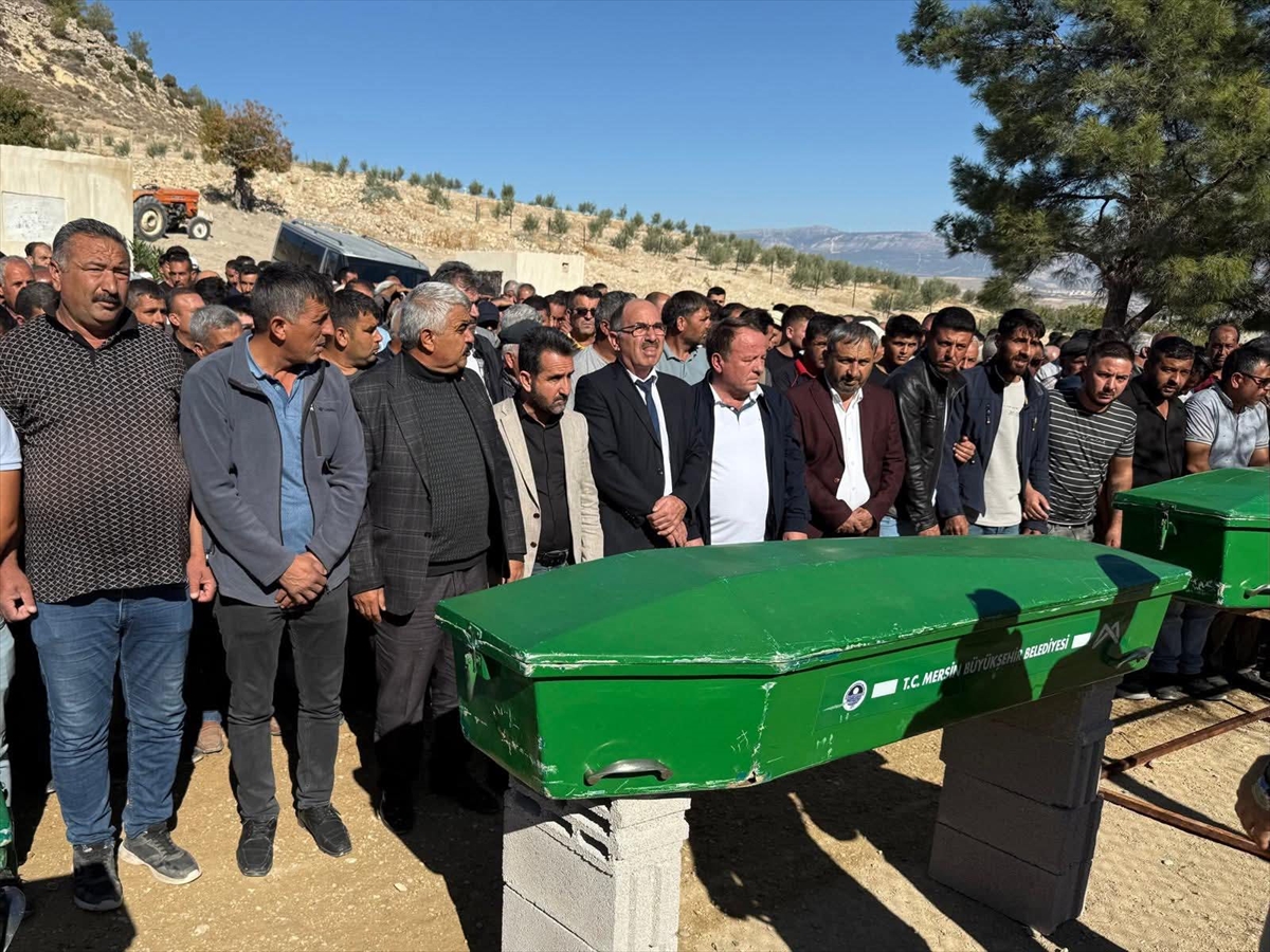 Mersin'de midibüs ile otomobilin çarpıştığı kazada ölen 3 kişinin cenazesi defnedildi