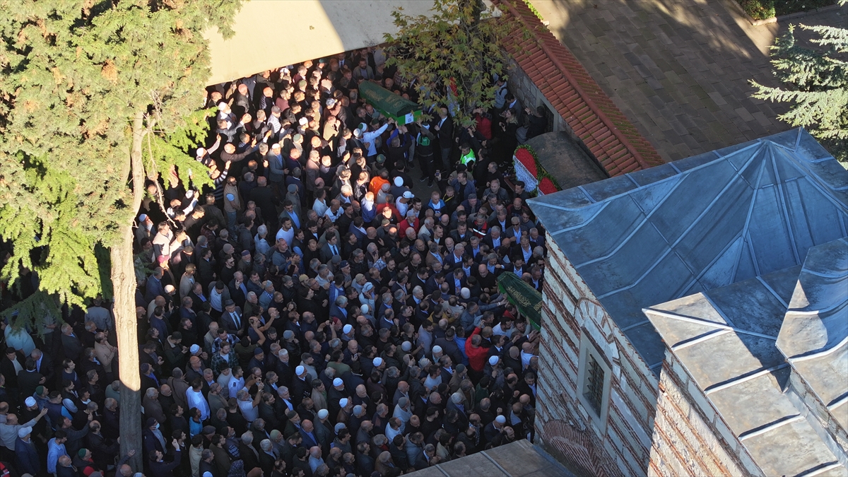 Kocaeli'de çöken binanın enkazında hayatını kaybeden anne ve baba ile 2 çocuğunun cenazeleri defnedildi