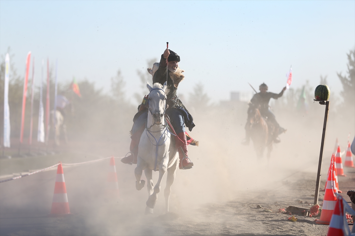 Şanlıurfa'da depremzede gençler için atlı gösteri düzenlendi